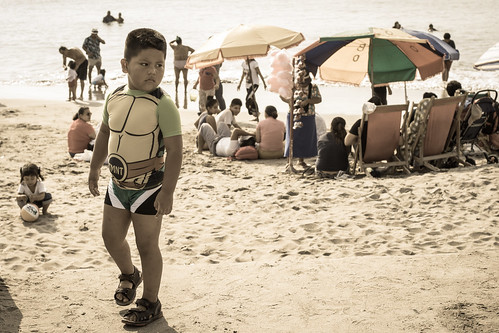 summertime summertimeinthecity children childrenatthebeach peruvianboy peruvians ninjaturtle chorillos lima peru sigmaartlens wwwgeraintrowlandcouk geraintrowlandphotography