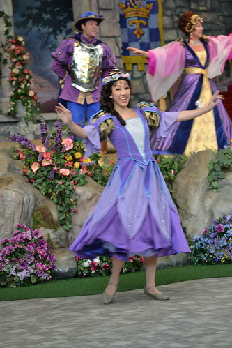 princessfantasyfaire ladyinwaiting sirelias ladylillan disneyland fantasylandtheatre fantasylandtheater