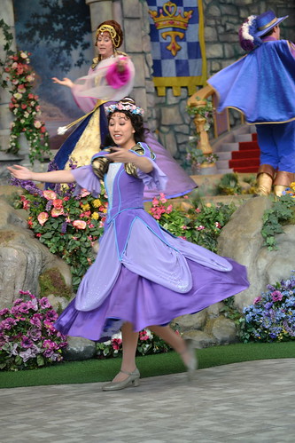 princessfantasyfaire ladyinwaiting sirelias ladylillan disneyland fantasylandtheatre fantasylandtheater