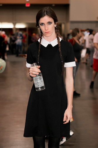 phoenix arizona usa comicon convention center 2017 canon t5 50mm 50 mm ef ii thursday cosplay costume people portrait indoors wednesday addams family poison full cto gel phoenixcomicon canont5 1200d