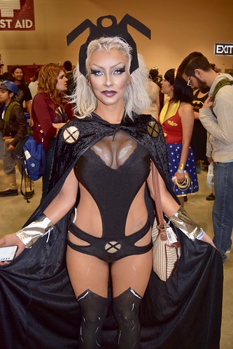 alamocitycomiccon sanantonio texas october 2016 cosplay costume halloween fun colorful convention comicbook storm xmen mutant contacts lipstick gorgeous sexy beauty lovely girl woman female femmefatale cleavage buxom marvelcomics