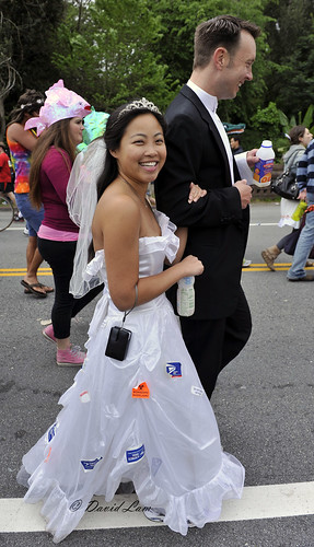 sanfrancisco wedding party people woman girl smile drunk race vintage bride costume francisco order mail cosplay drinking marriage parade event 2010 bay2breakers d700 nikon2470mm nikond700