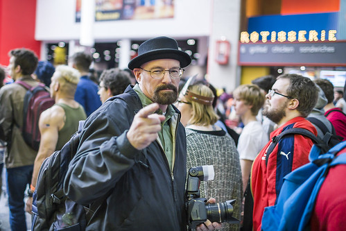 camera portrait people london hat beard glasses costume photographer cosplay candid flash crowd event dslr pointing comiccon lookalike heisenberg walterwhite breakingbad