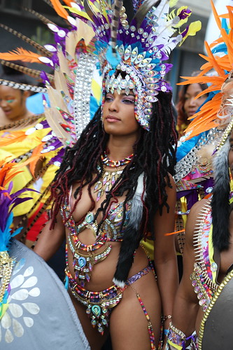 nottinghillcarnival2018 parade costume masquerader people woman london hugeheadress dreadlocks dreads arrogant superior proud imperious